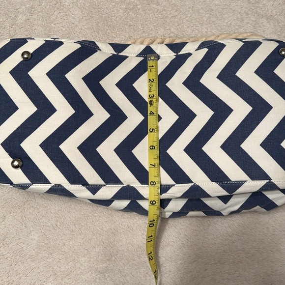 ๐ผ Large Donna Dixon Chevron, Multi-Purpose, Tote โ Navy Blue & White - Picture 6 of 12